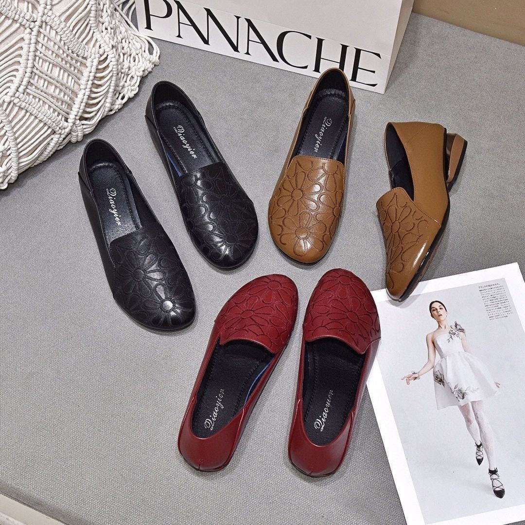 Zapatos de piel con tacón bajo y bordados artesanales