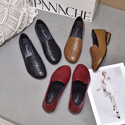 Zapatos de piel con tacón bajo y bordados artesanales