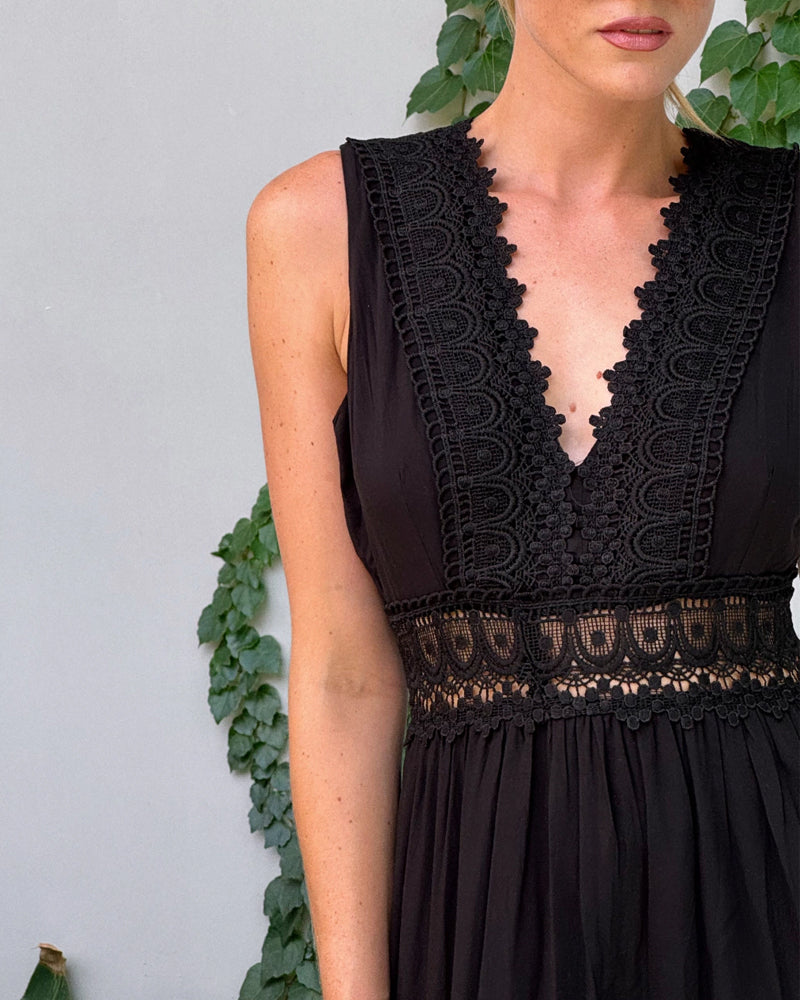 Alyssa™ | Vestido midi sin mangas con escote en V y delicados detalles de encaje