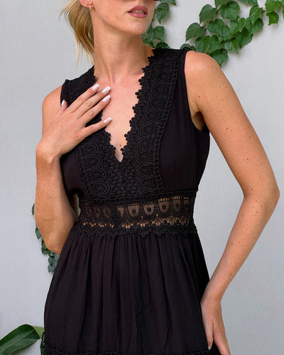 Alyssa™ | Vestido midi sin mangas con escote en V y delicados detalles de encaje