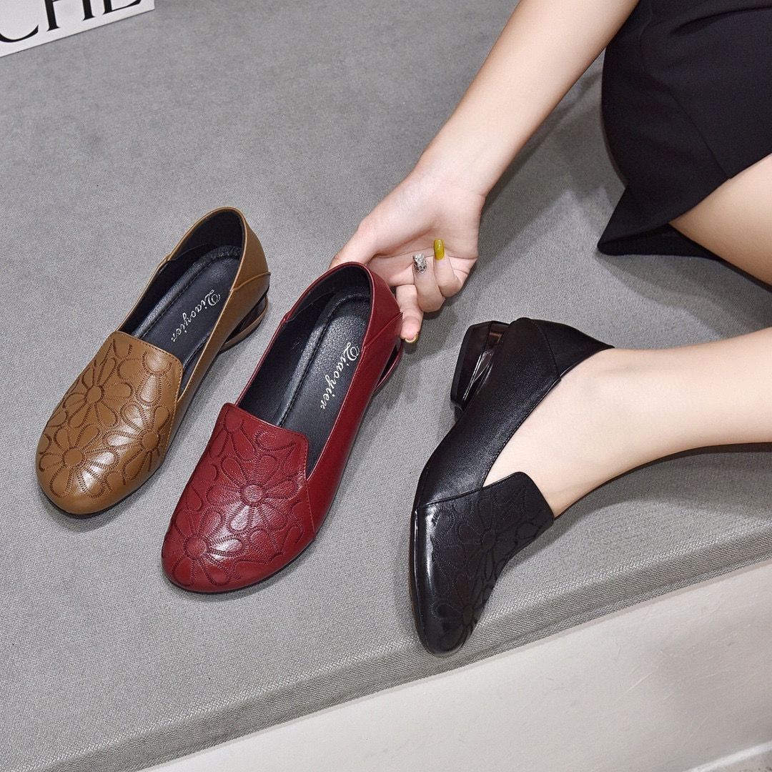 Zapatos de piel con tacón bajo y bordados artesanales