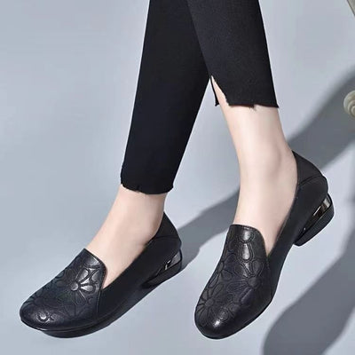 Zapatos de piel con tacón bajo y bordados artesanales