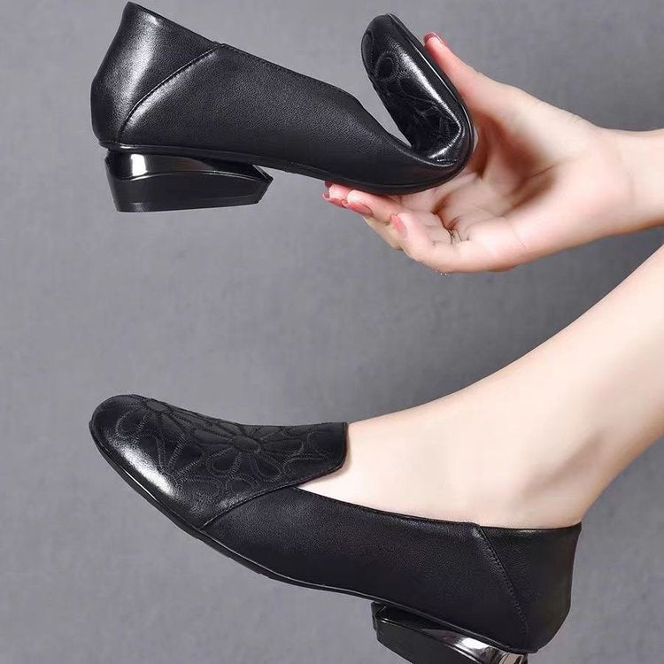 Zapatos de piel con tacón bajo y bordados artesanales