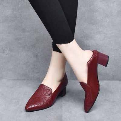 Zapatos de piel suave con tacón medio y bordados elegantes
