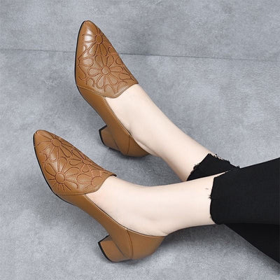 Zapatos de piel suave con tacón medio y bordados elegantes