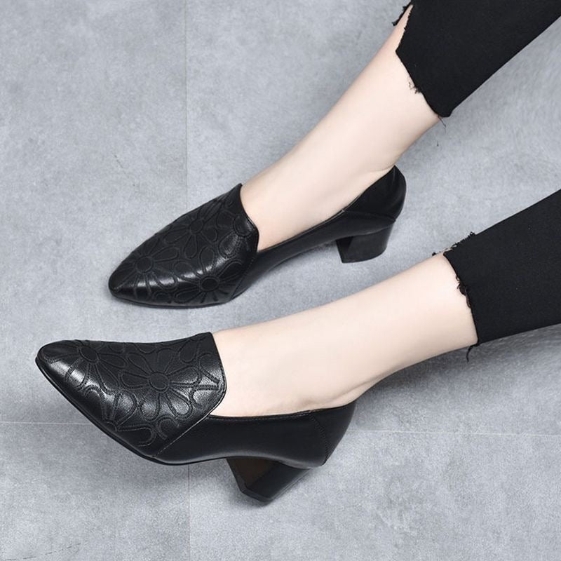 Zapatos de piel suave con tacón medio y bordados elegantes