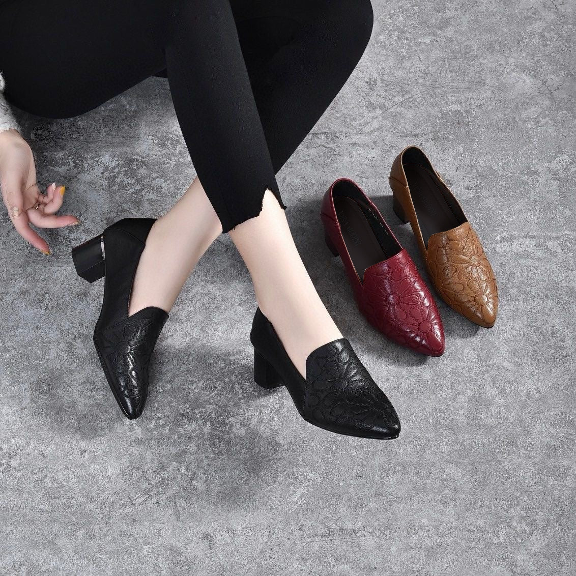 Zapatos de piel suave con tacón medio y bordados elegantes