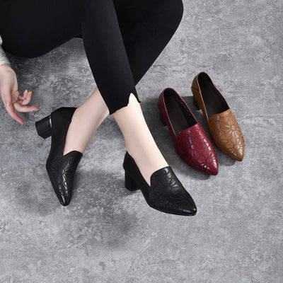 Zapatos de piel suave con tacón medio y bordados elegantes